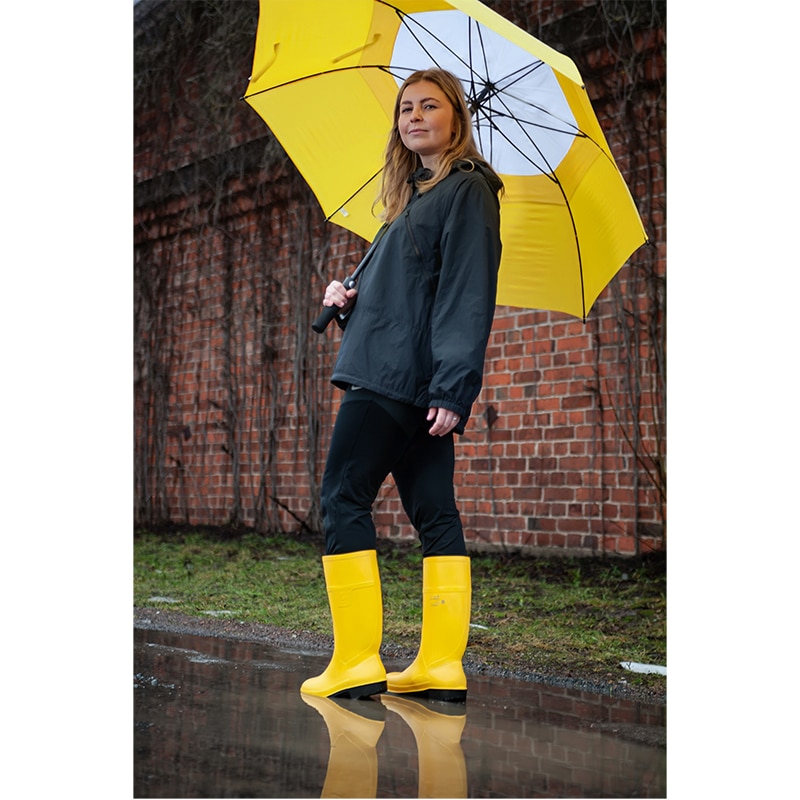 Sun kumisaappaat – Sievinet.fi Sievinet.fi tarjoaa laajan valikoiman kumisaappaita arkeen, työhön ja vapaa-aikaan. Löydät käytännölliset ja kestävät mallit, jotka pitävät jalat kuivina niin sateessa, mökillä kuin työmaallakin. Valikoimasta löytyy niin klassisia kumisaappaita kuin trendikkäitä vaihtoehtoja, joissa yhdistyvät mukavuus ja tyyli. Olipa kyseessä metsäretki, piha-askareet tai vaativa työpäivä ulkona, meiltä löydät kumisaappaat joka tarpeeseen. sievinet.fi on suomalainen perheyritys ja verkkokauppa jo vuodesta 2004 – meidät tavoitat myös puhelimitse.